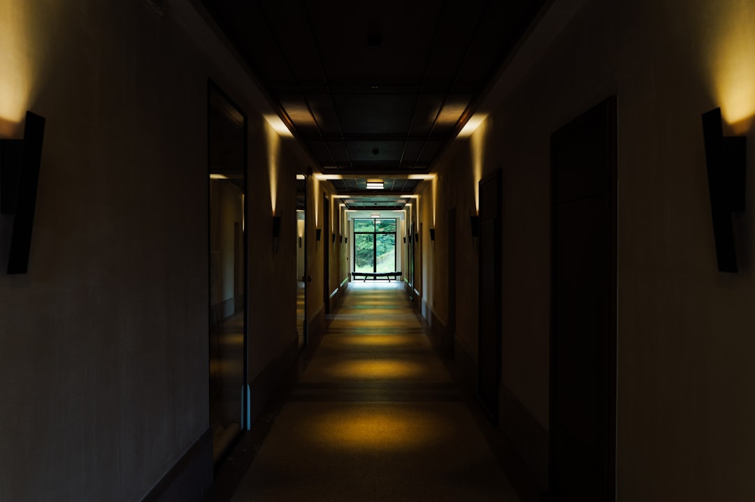 Lobby di hotel di lusso con atmosfera drammatica