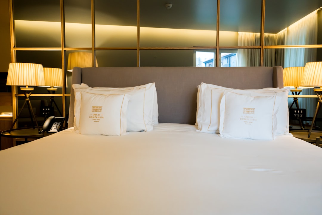 Suite di hotel a cinque stelle con illuminazione drammatica