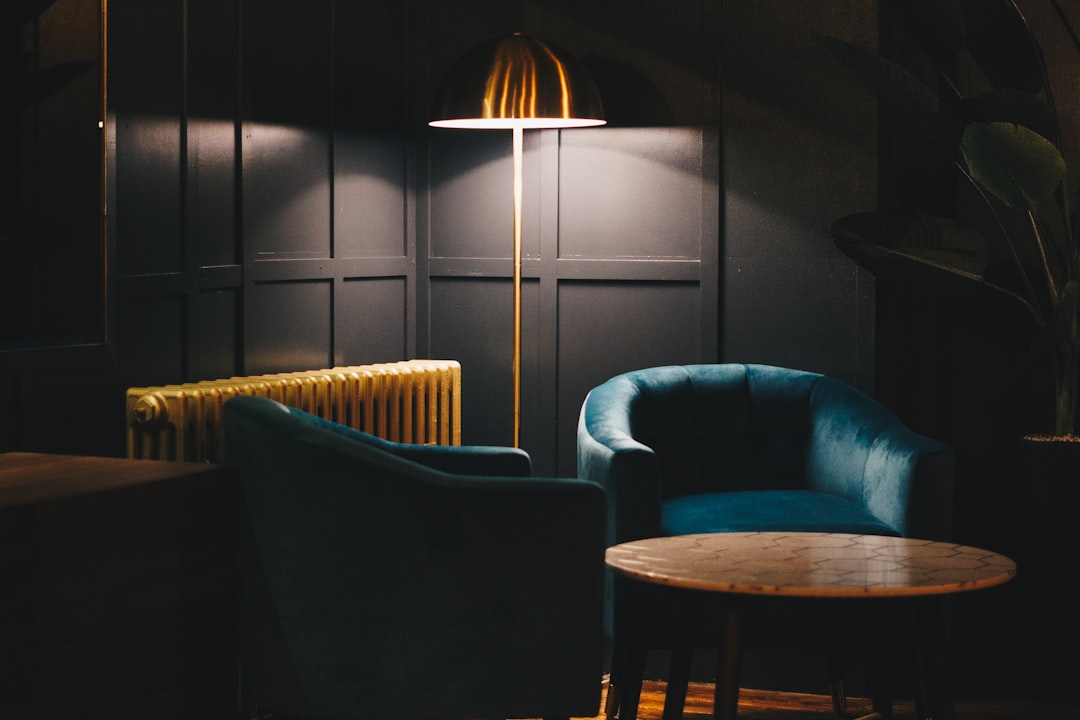 Store di lusso con illuminazione drammatica e design minimal
