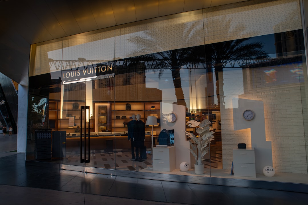 Boutique di lusso con interni notturni e atmosferici